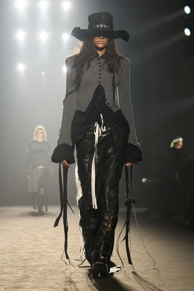 Look 16